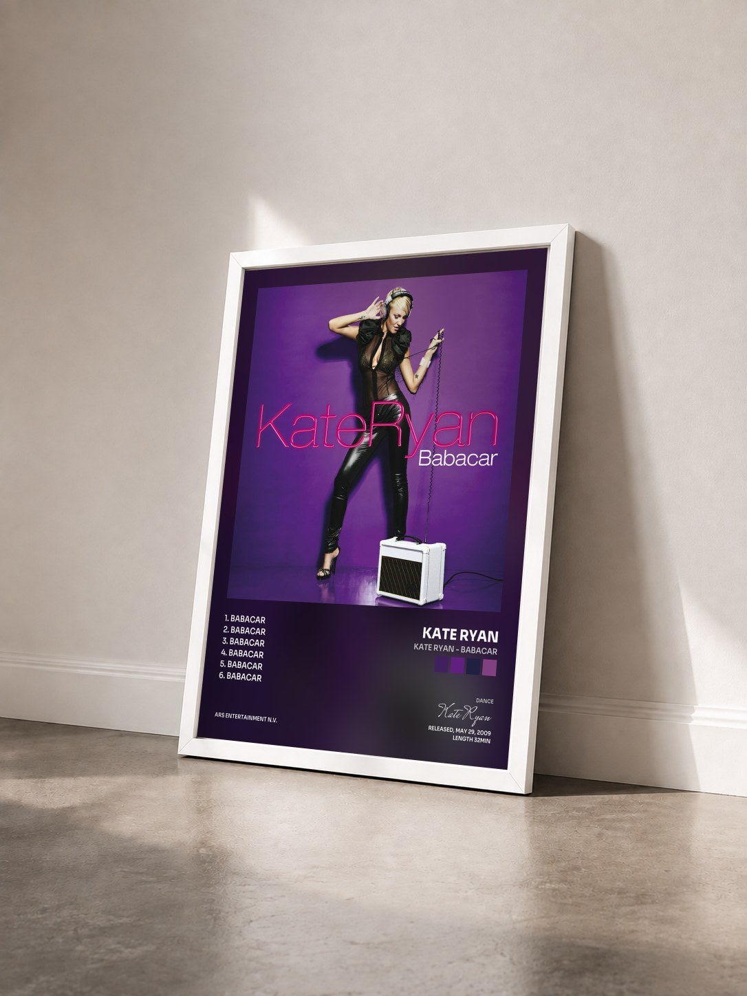 #blanc Tableau de l'album Kate Ryan - Babacar de Kate Ryan vu de trois quarts, cadre blanc