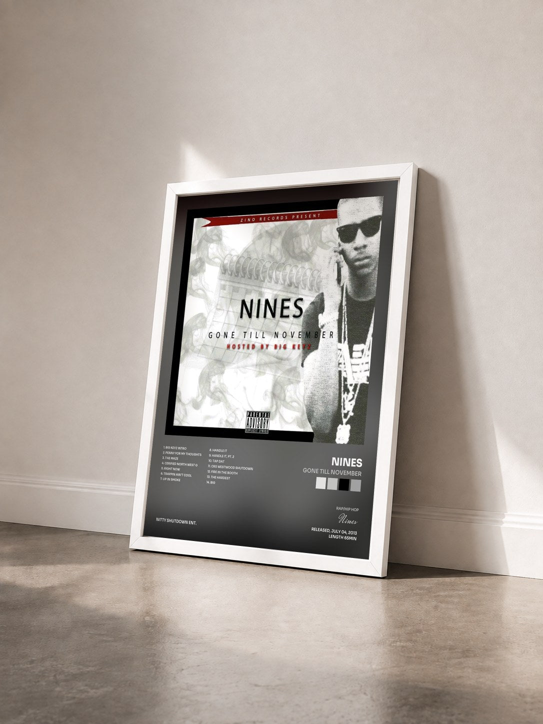 #blanc Tableau de l'album Gone Till November de Nines vu de trois quarts, cadre blanc