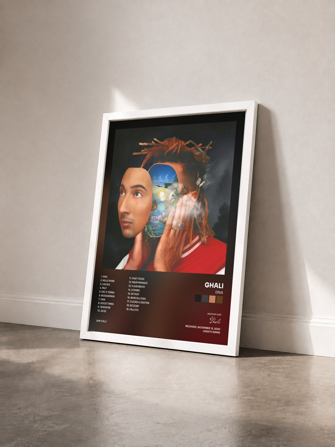 #blanc Tableau de l'album DNA de Ghali vu de trois quarts, cadre blanc