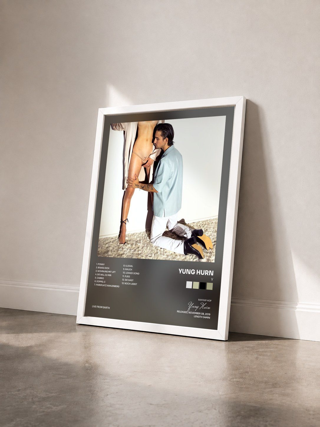 #blanc Tableau de l'album Y de Yung Hurn vu de trois quarts, cadre blanc