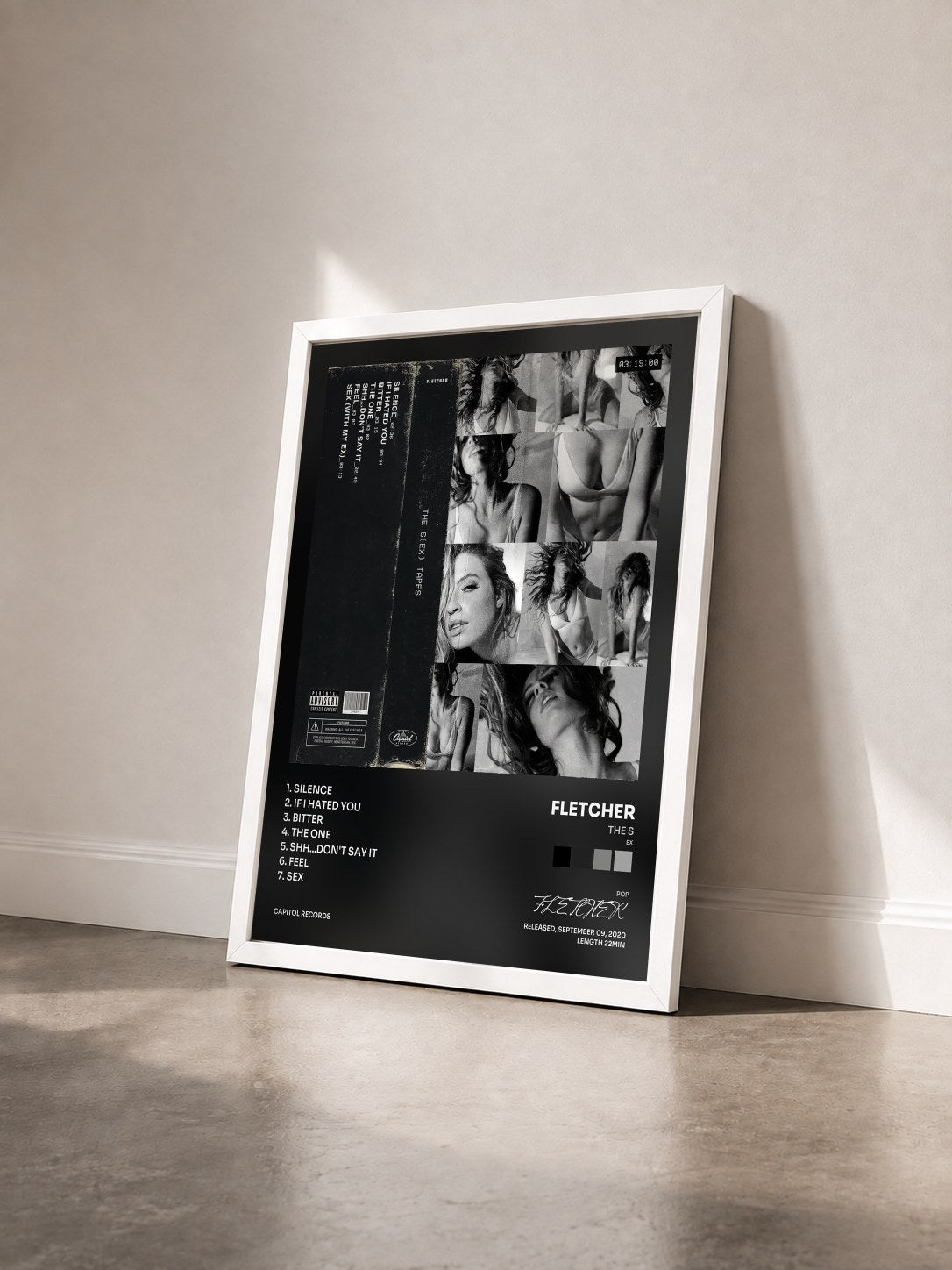 #blanc Tableau de l'album THE S(EX) TAPES de FLETCHER vu de trois quarts, cadre blanc