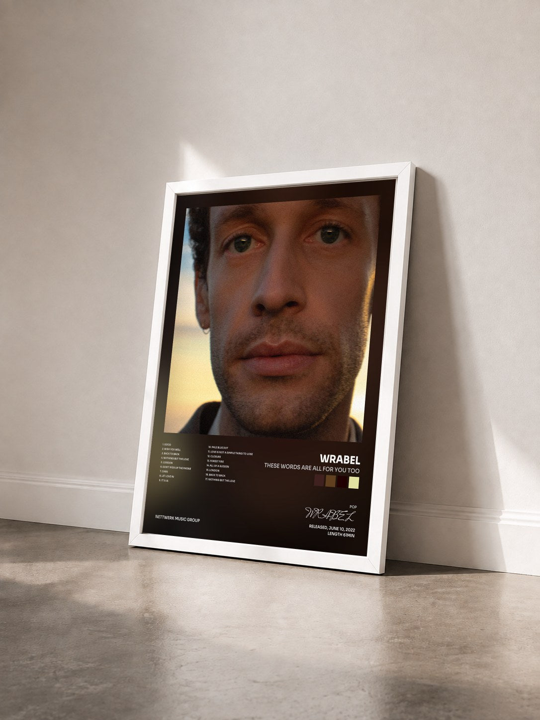 #blanc Tableau de l'album these words are all for you too de WRABEL vu de trois quarts, cadre blanc