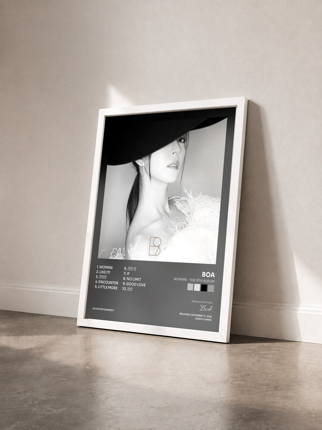 #blanc Tableau de l'album WOMAN - The 9th Album de BoA vu de trois quarts, cadre blanc