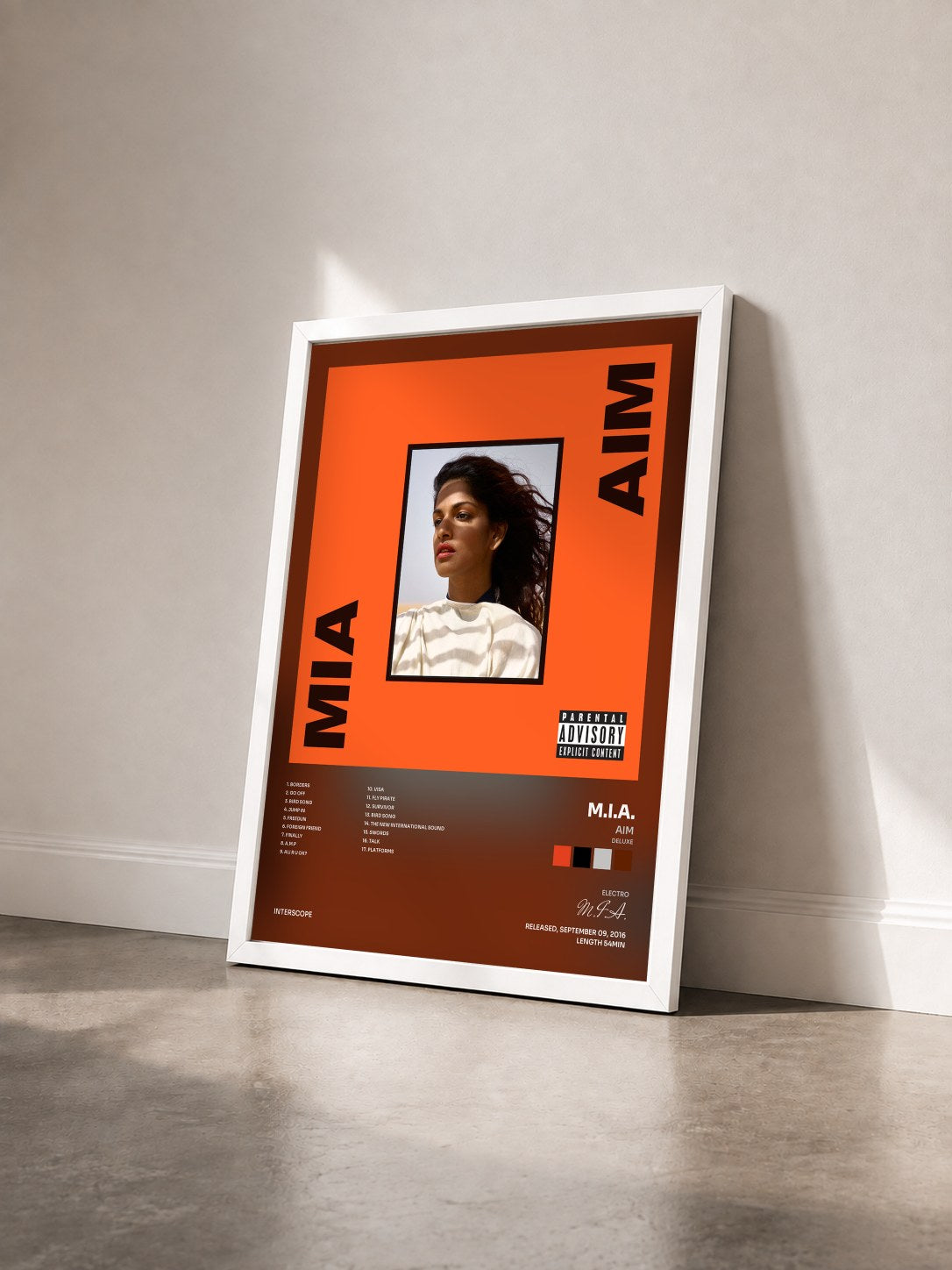#blanc Tableau de l'album AIM (Deluxe) de M.I.A. vu de trois quarts, cadre blanc