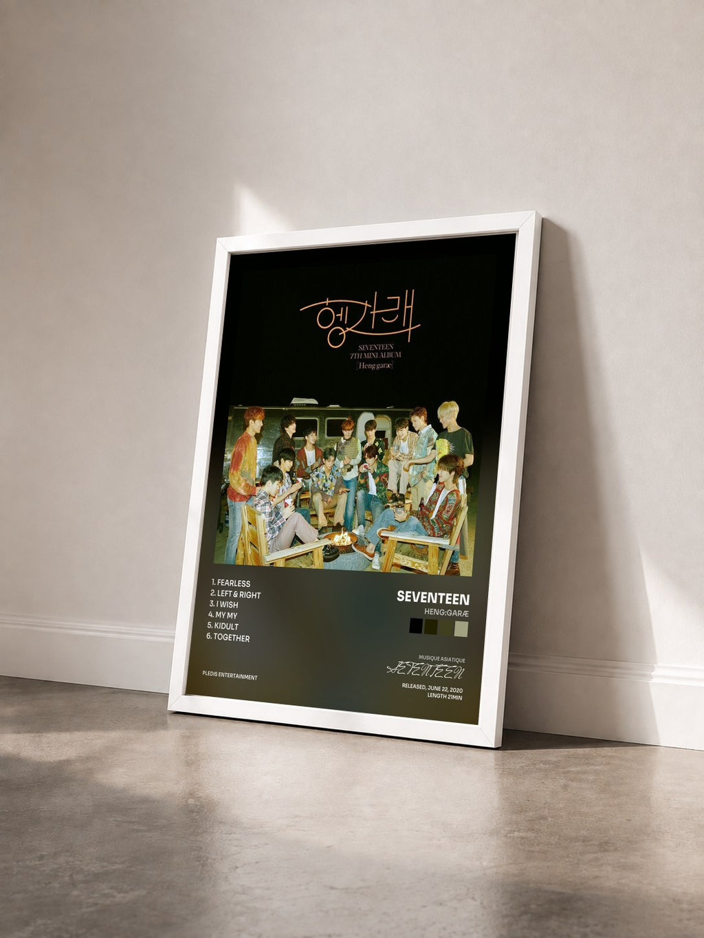 #blanc Tableau de l'album Heng:garæ de SEVENTEEN vu de trois quarts, cadre blanc