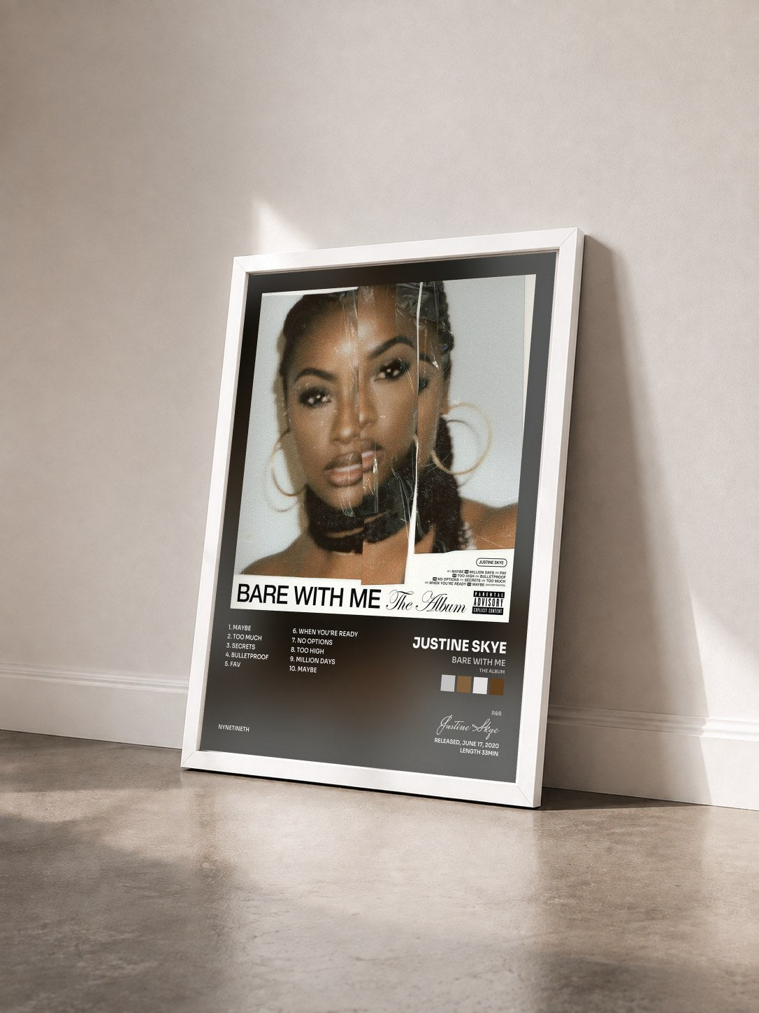 #blanc Tableau de l'album BARE WITH ME (The Album) de Justine Skye vu de trois quarts, cadre blanc