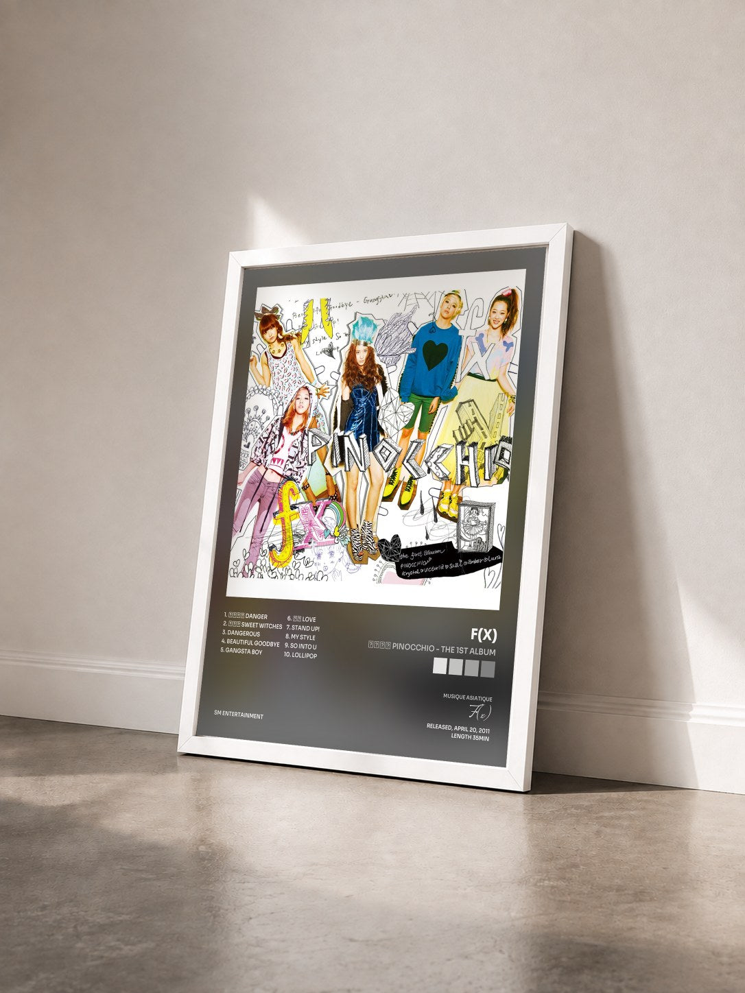 #blanc Tableau de l'album 피노키오 Pinocchio - The 1st Album de F(x) vu de trois quarts, cadre blanc