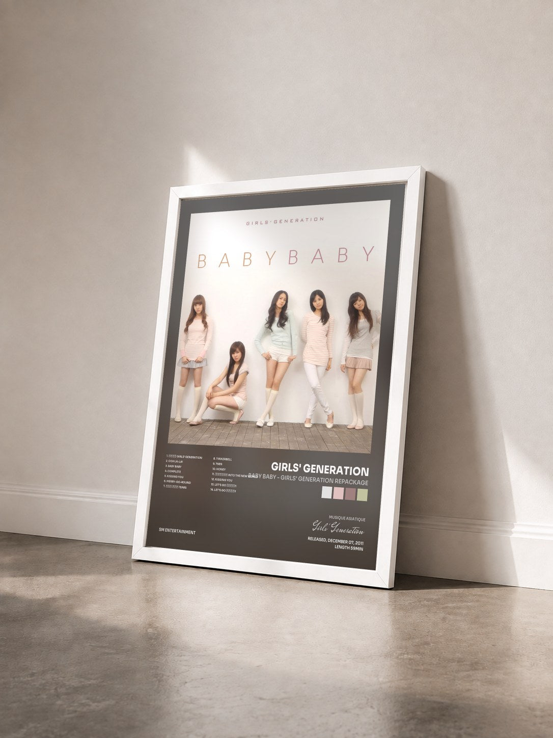 #blanc Tableau de l'album BABY BABY - Girls' Generation Repackage de Girls' Generation vu de trois quarts, cadre blanc