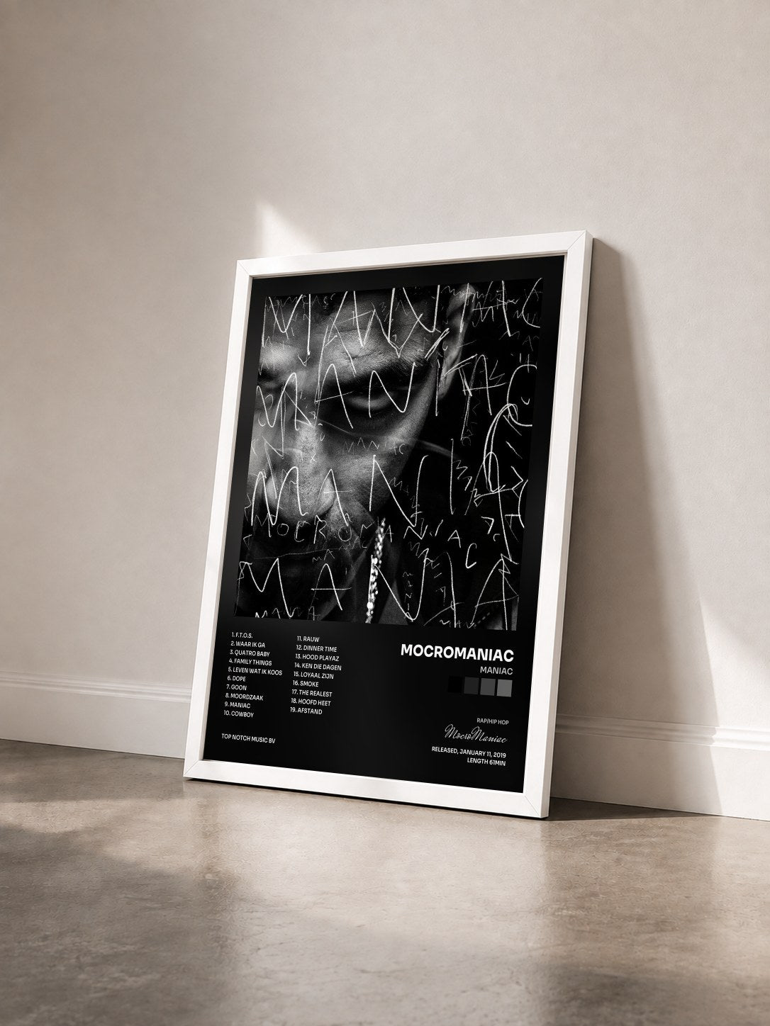 #blanc Tableau de l'album MANIAC de MocroManiac vu de trois quarts, cadre blanc