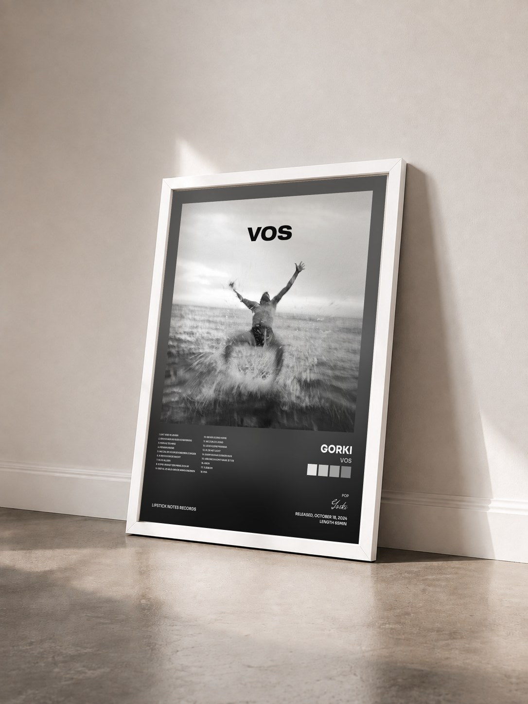 #blanc Tableau de l'album VOS de Gorki vu de trois quarts, cadre blanc