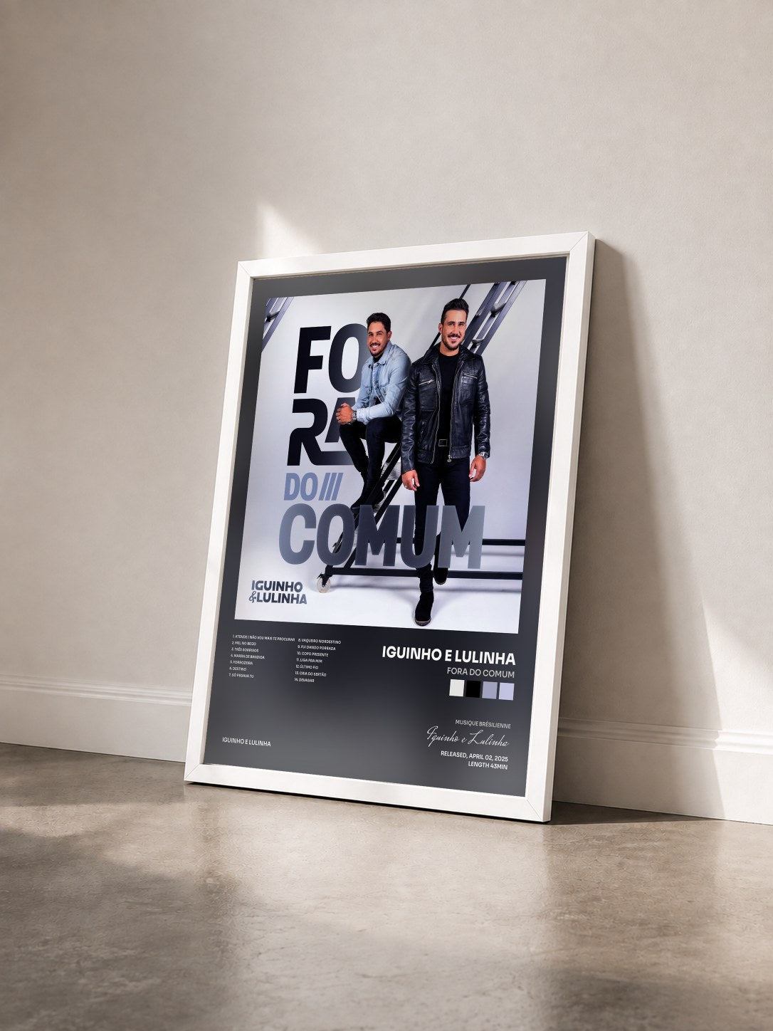 #blanc Tableau de l'album Fora do Comum de Iguinho e Lulinha vu de trois quarts, cadre blanc