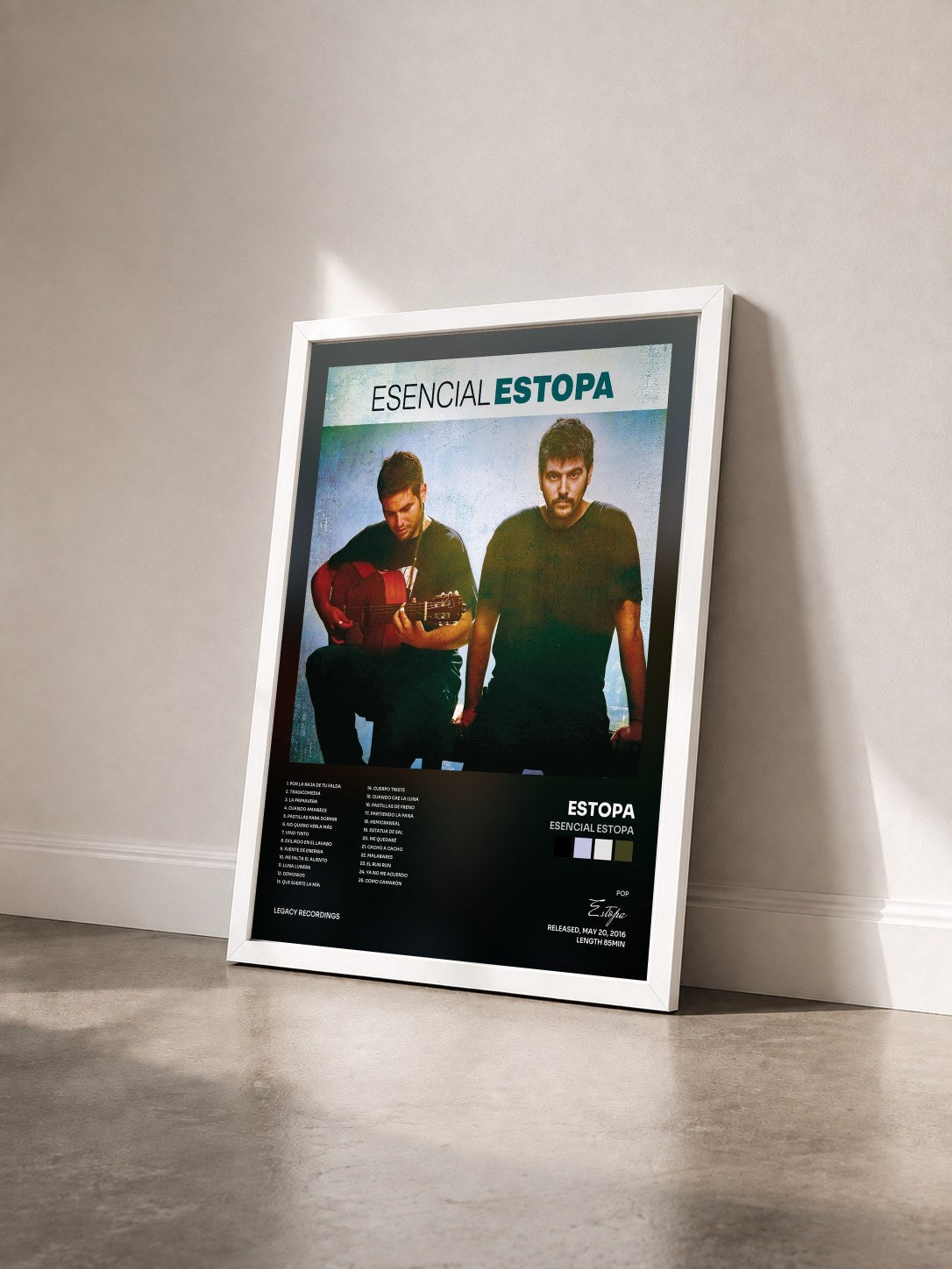 #blanc Tableau de l'album Esencial Estopa de Estopa vu de trois quarts, cadre blanc