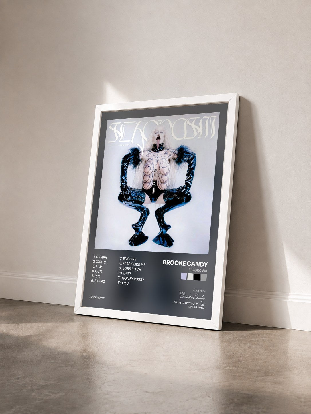 #blanc Tableau de l'album SEXORCISM de Brooke Candy vu de trois quarts, cadre blanc