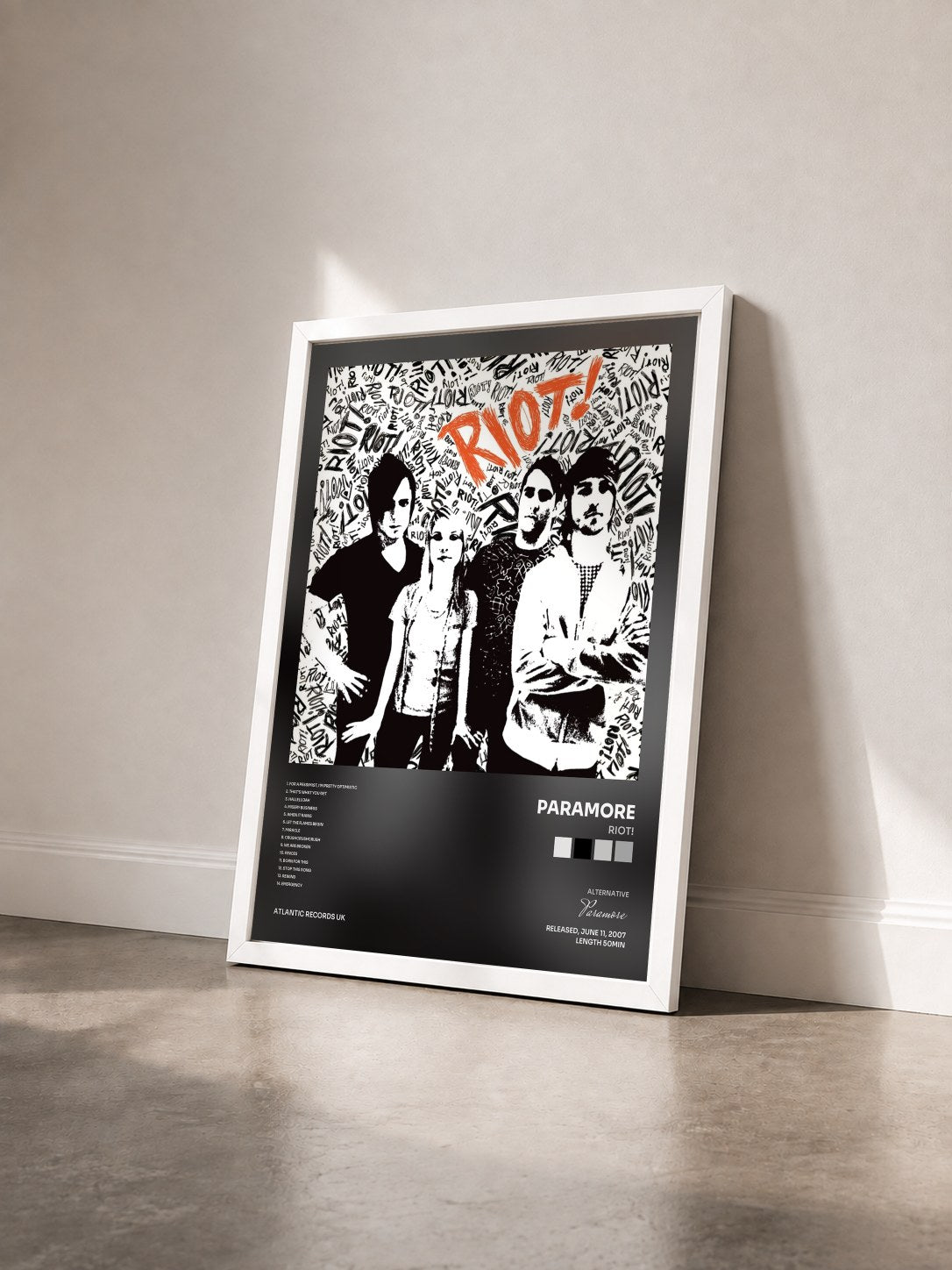 #blanc Tableau de l'album Riot! de Paramore vu de trois quarts, cadre blanc