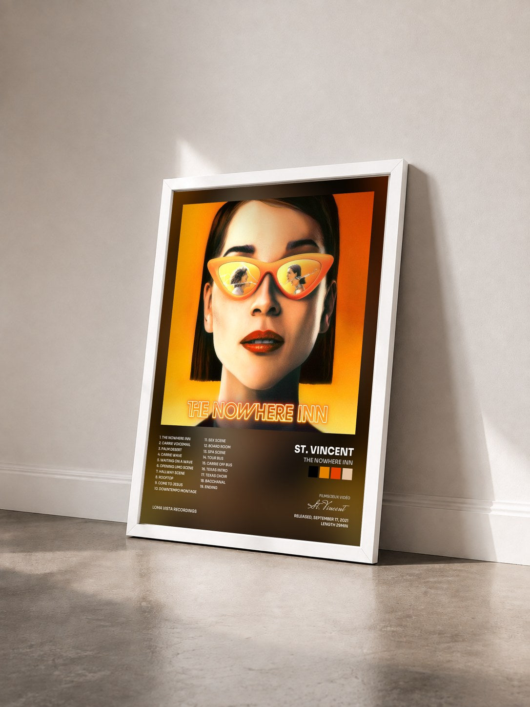 #blanc Tableau de l'album The Nowhere Inn de St. Vincent vu de trois quarts, cadre blanc