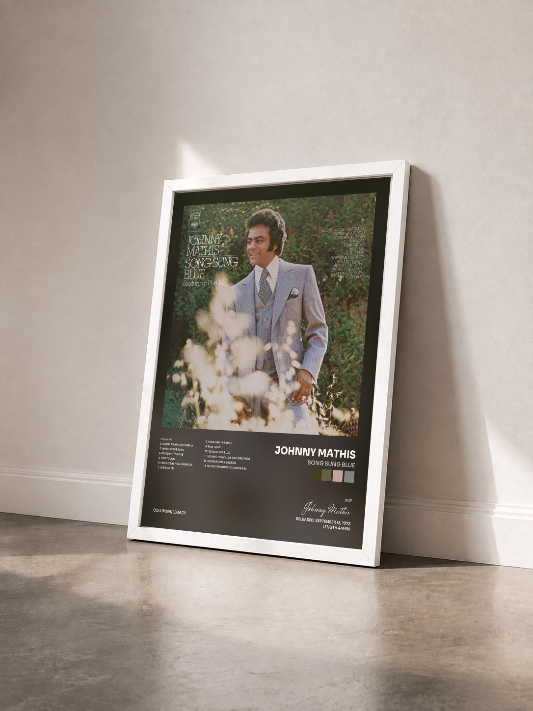 #blanc Tableau de l'album Song Sung Blue de Johnny Mathis vu de trois quarts, cadre blanc