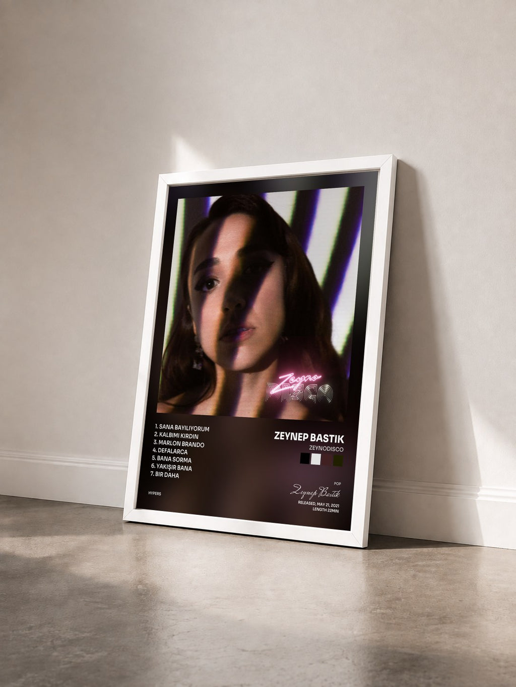#blanc Tableau de l'album Zeynodisco de Zeynep Bastık vu de trois quarts, cadre blanc