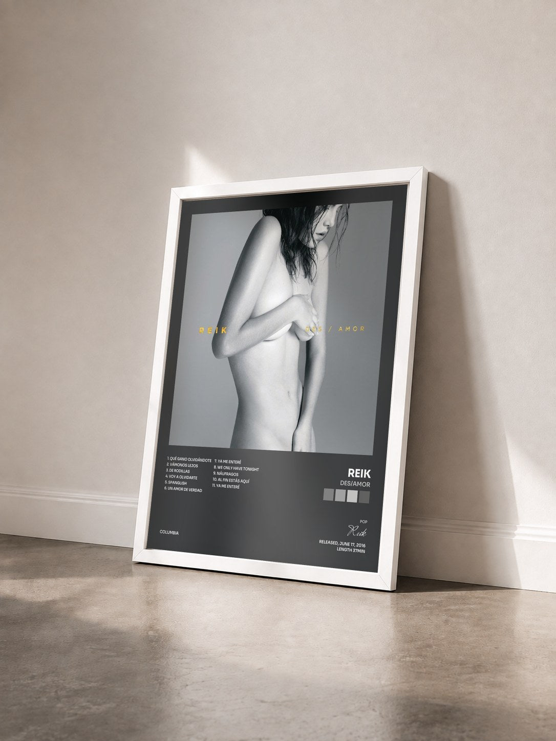 #blanc Tableau de l'album Des/Amor de Reik vu de trois quarts, cadre blanc