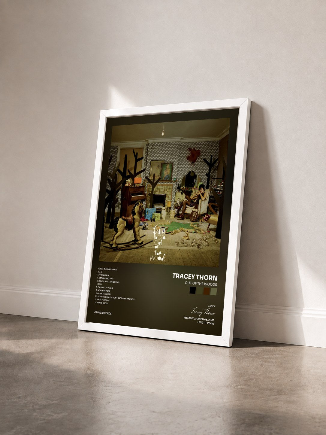 #blanc Tableau de l'album Out Of The Woods de Tracey Thorn vu de trois quarts, cadre blanc