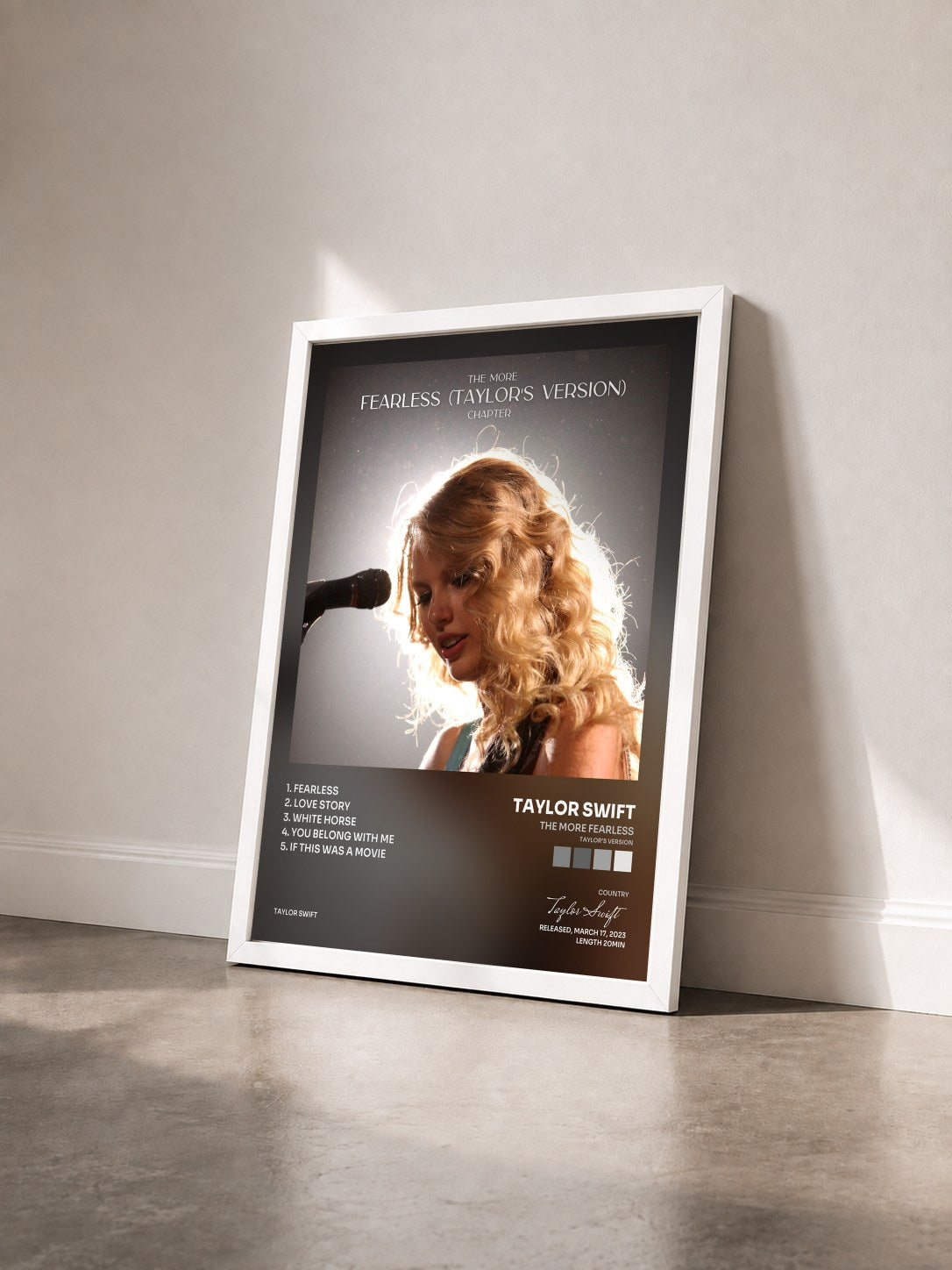 #blanc Tableau de l'album The More Fearless (Taylor’s Version) Chapter de Taylor Swift vu de trois quarts, cadre blanc