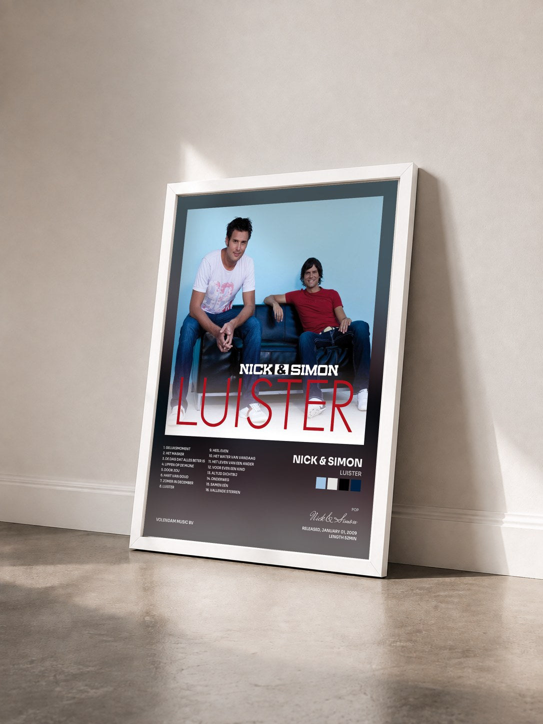 #blanc Tableau de l'album Luister de Nick & Simon vu de trois quarts, cadre blanc