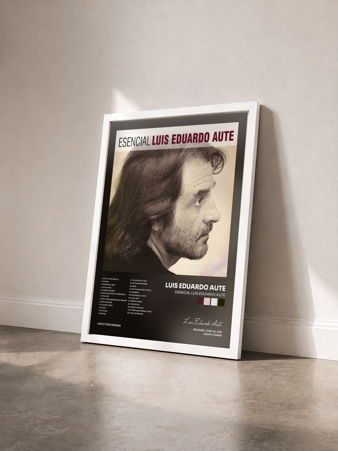 #blanc Tableau de l'album Esencial Luis Eduardo Aute de Luis Eduardo Aute vu de trois quarts, cadre blanc