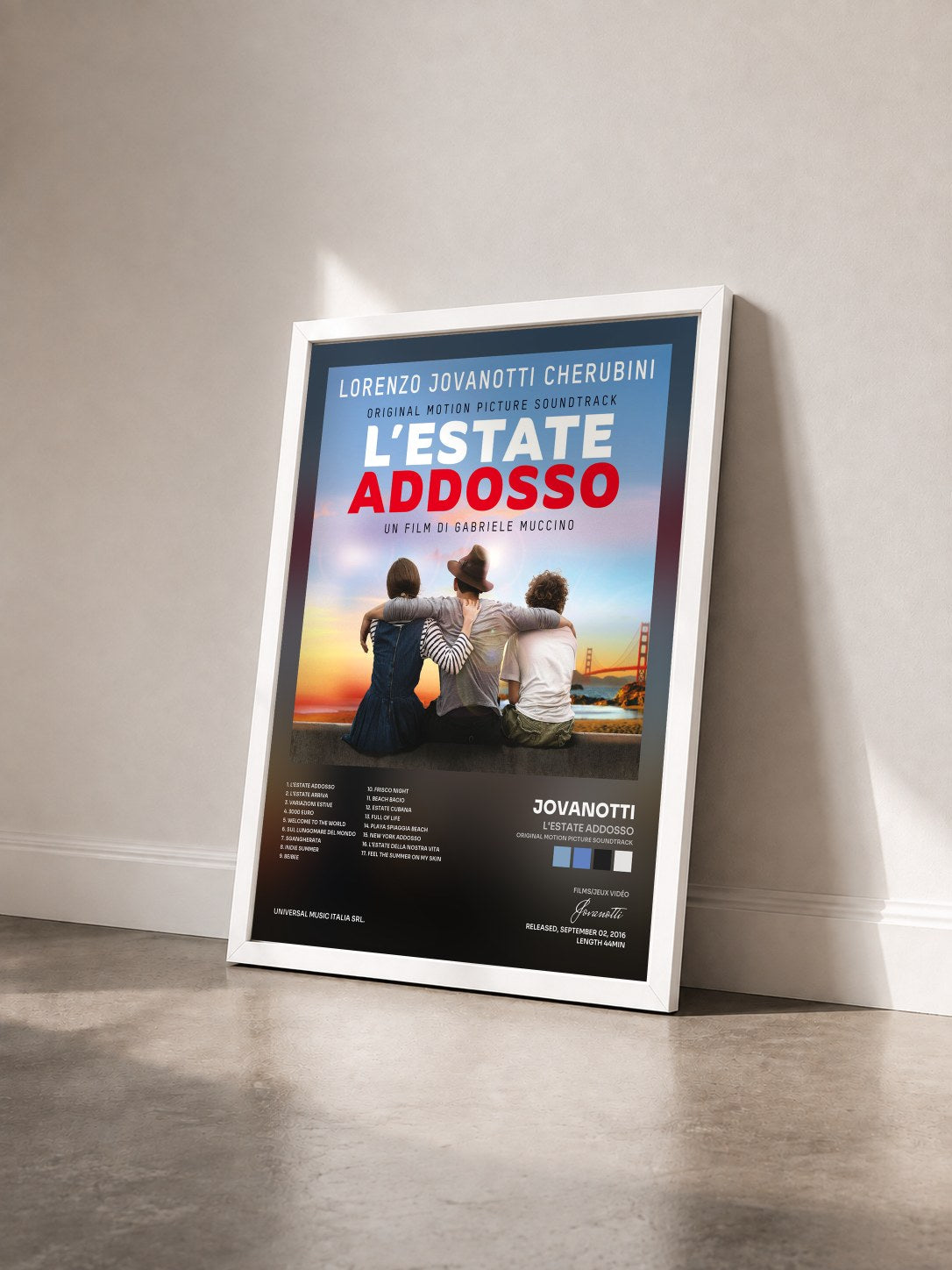 #blanc Tableau de l'album L'Estate Addosso (Original Motion Picture Soundtrack) de Jovanotti vu de trois quarts, cadre blanc