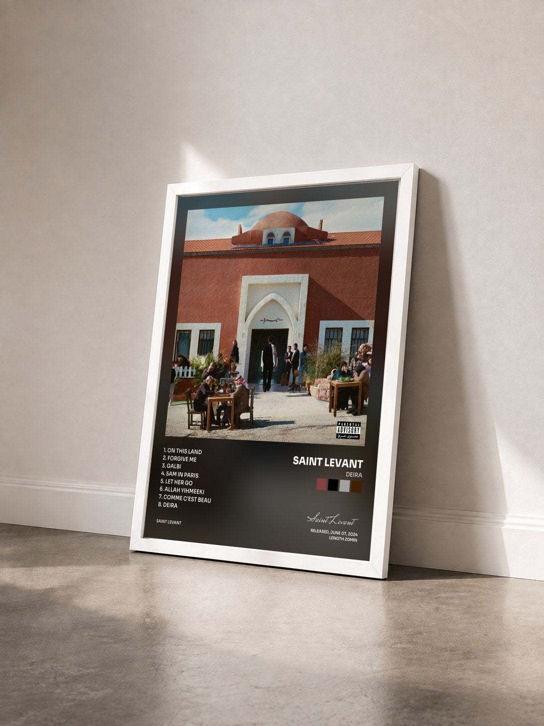 #blanc Tableau de l'album DEIRA de Saint Levant vu de trois quarts, cadre blanc