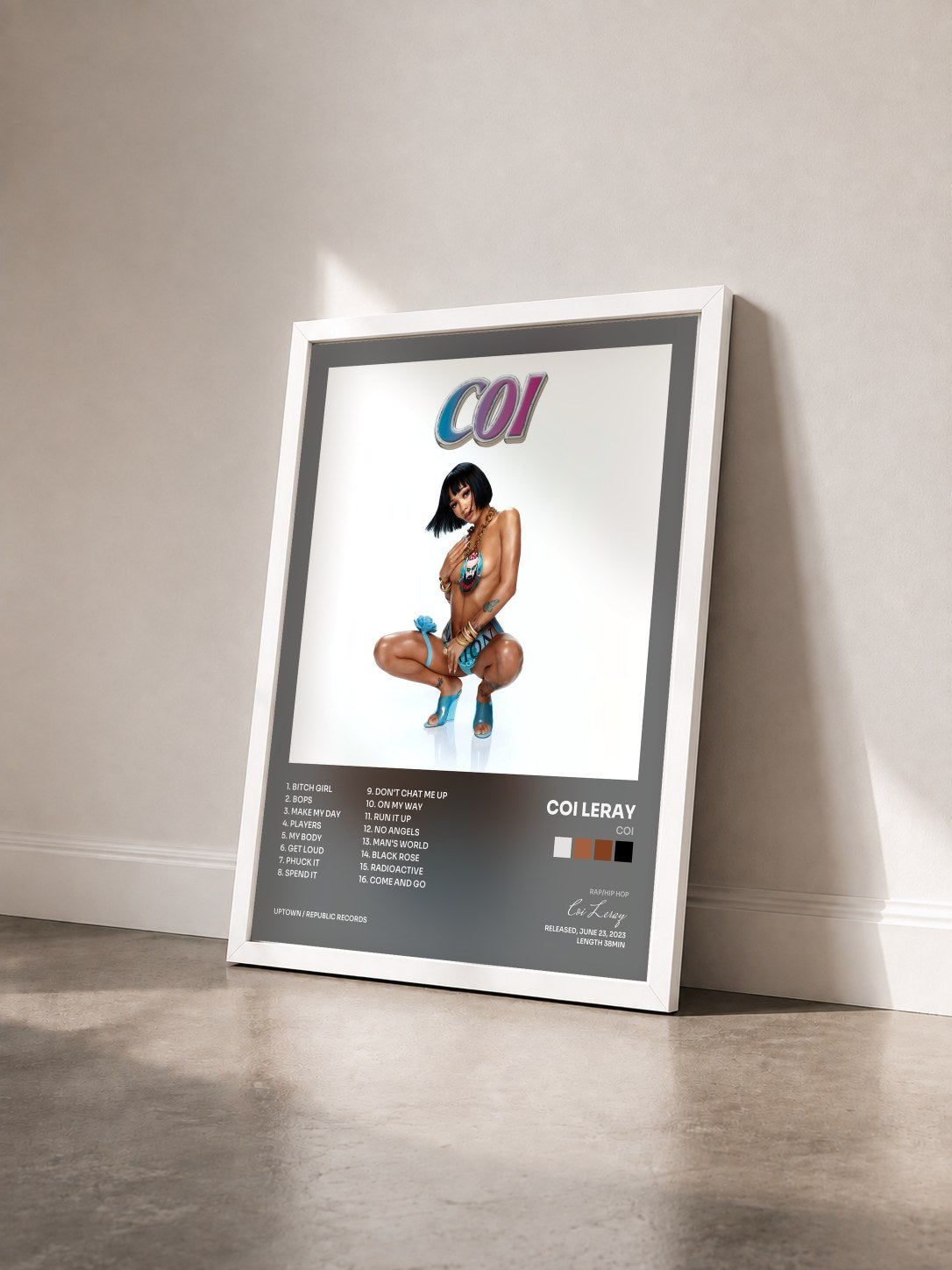 #blanc Tableau de l'album COI de Coi Leray vu de trois quarts, cadre blanc