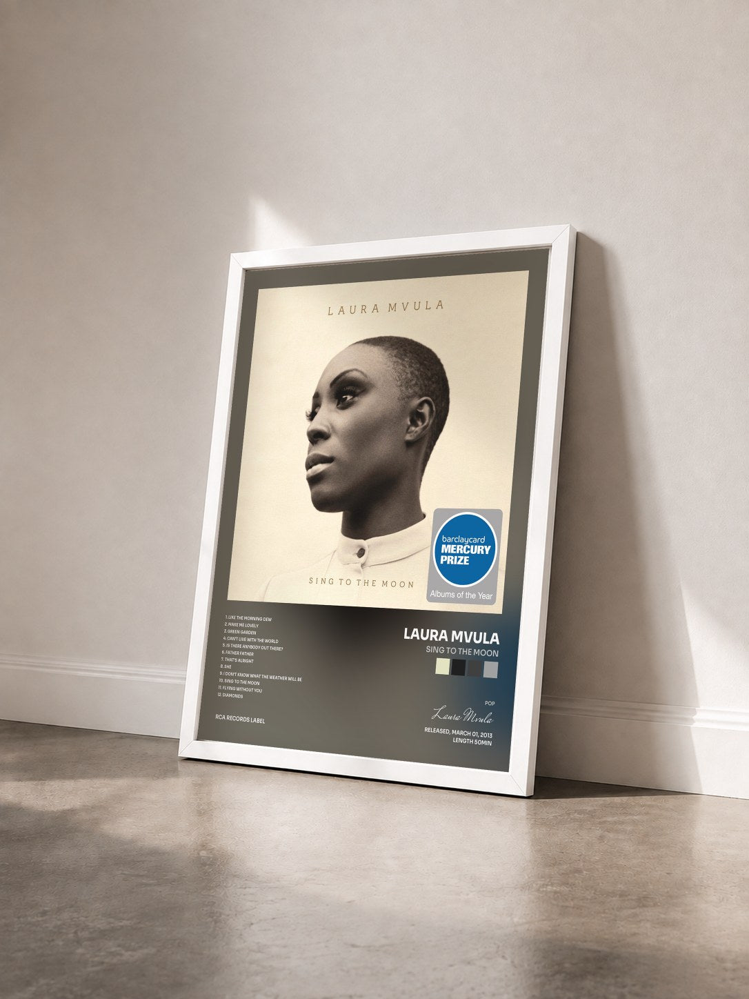#blanc Tableau de l'album Sing to the Moon de Laura Mvula vu de trois quarts, cadre blanc
