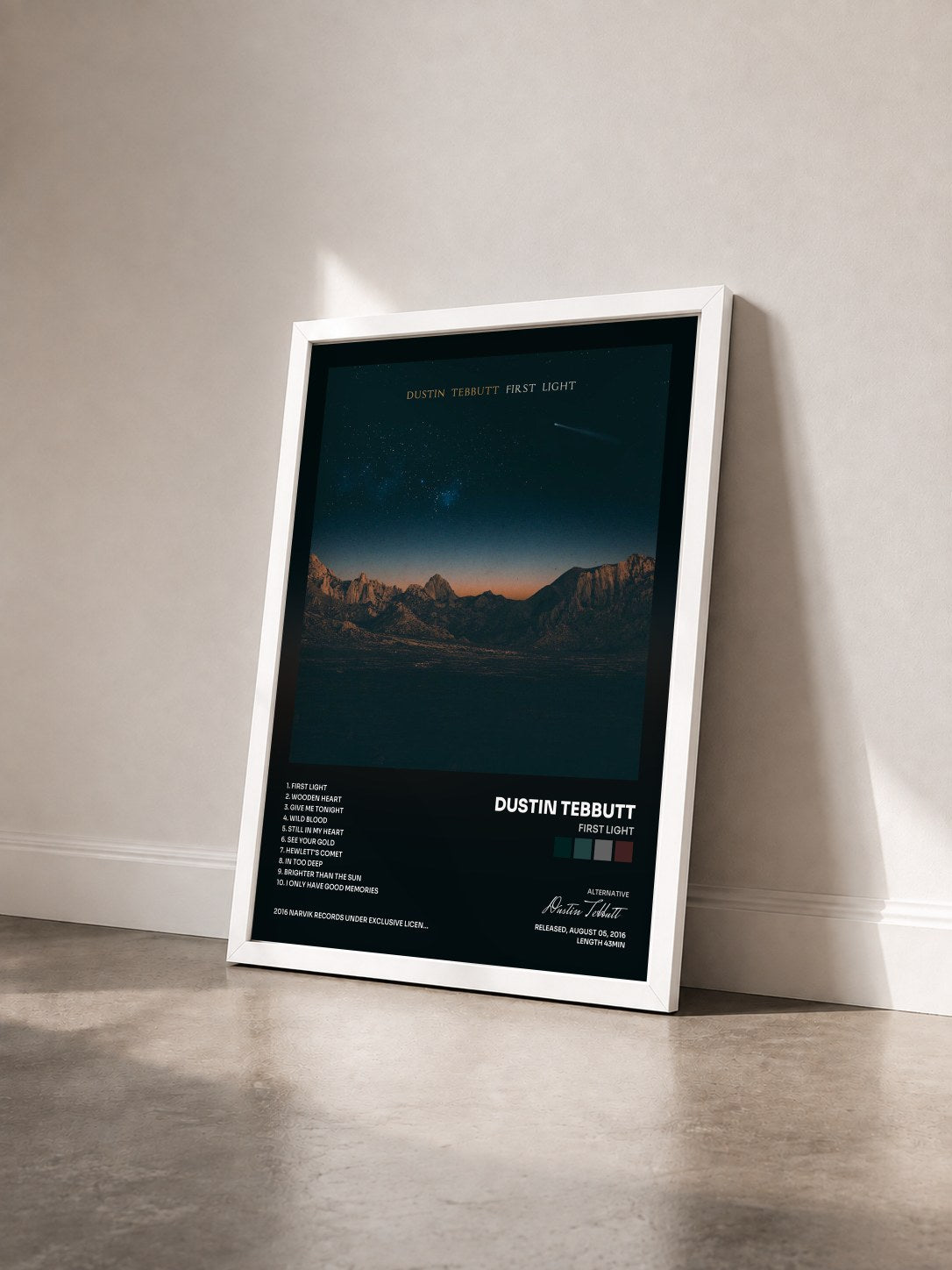 #blanc Tableau de l'album First Light de Dustin Tebbutt vu de trois quarts, cadre blanc