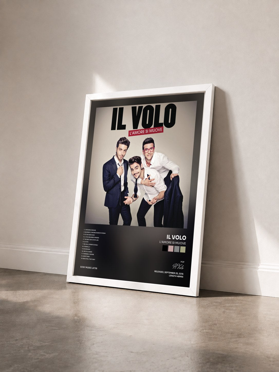 #blanc Tableau de l'album L'amore si muove de Il Volo vu de trois quarts, cadre blanc