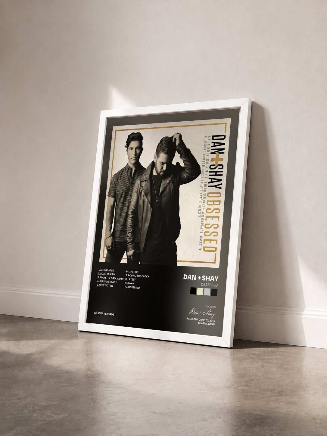 #blanc Tableau de l'album Obsessed de Dan + Shay vu de trois quarts, cadre blanc