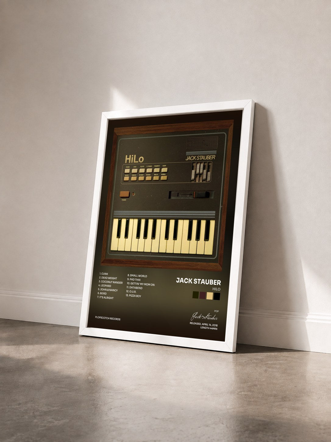 #blanc Tableau de l'album HiLo de Jack Stauber vu de trois quarts, cadre blanc