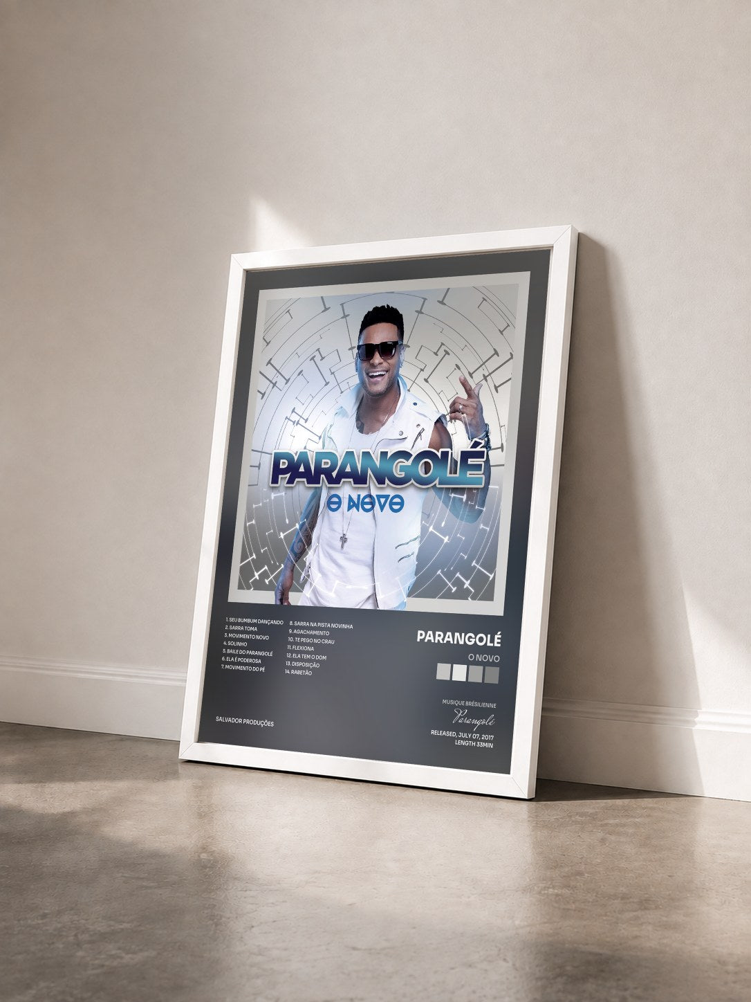 #blanc Tableau de l'album O Novo de Parangolé vu de trois quarts, cadre blanc