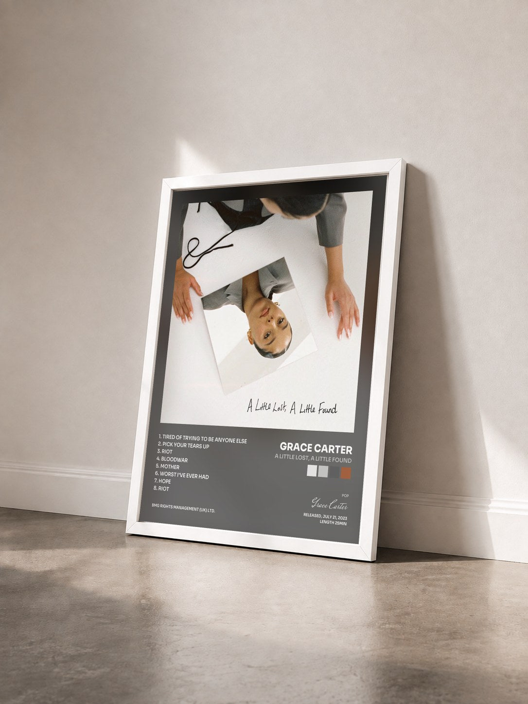 #blanc Tableau de l'album A Little Lost, A Little Found de Grace Carter vu de trois quarts, cadre blanc