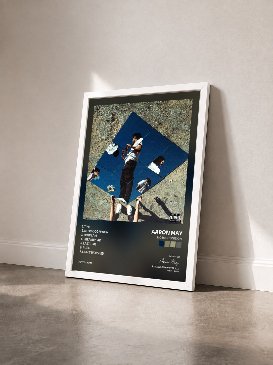 #blanc Tableau de l'album No Recognition de Aaron May vu de trois quarts, cadre blanc