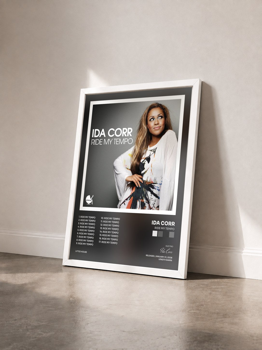 #blanc Tableau de l'album Ride My Tempo de Ida Corr vu de trois quarts, cadre blanc