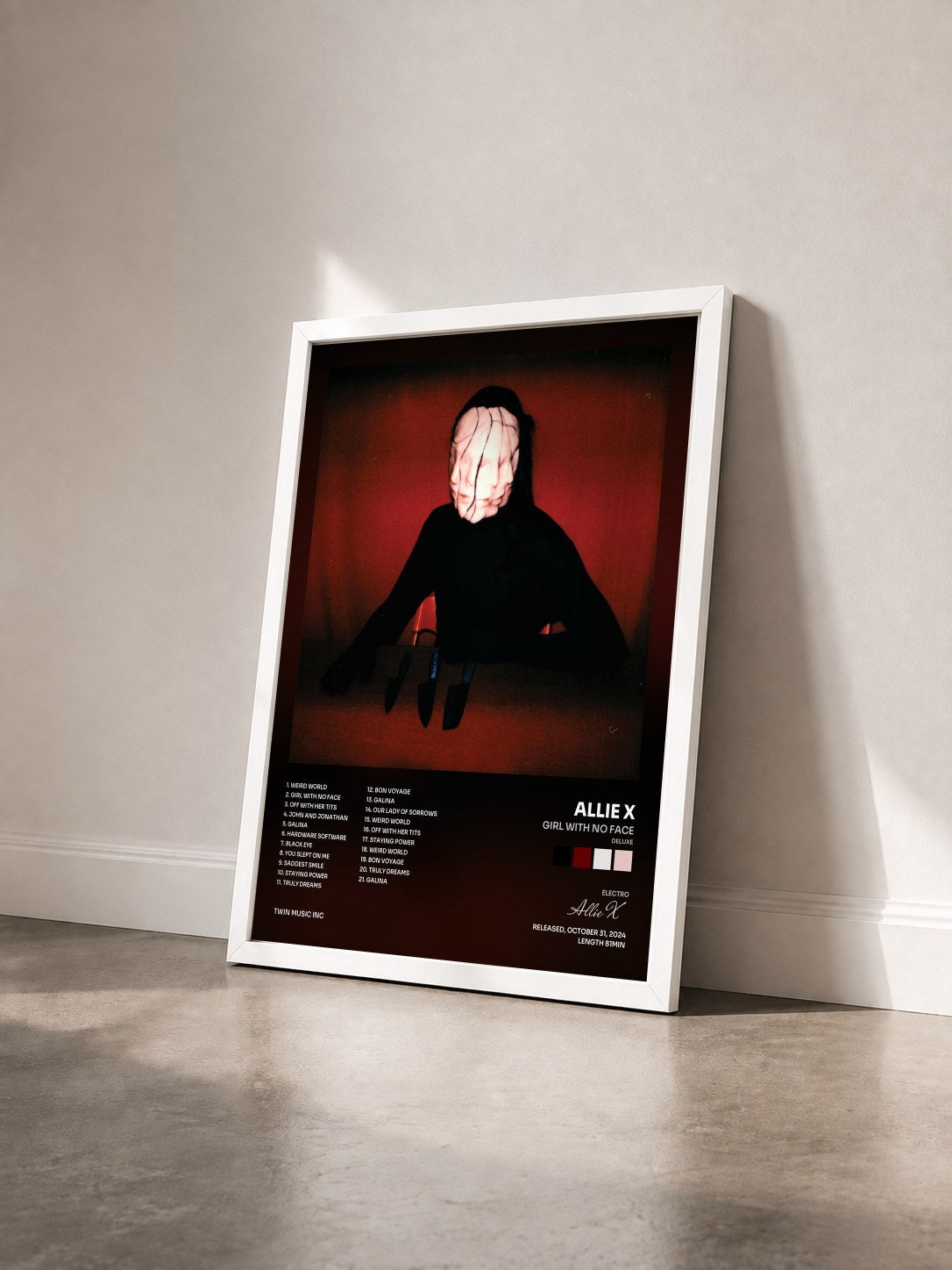 #blanc Tableau de l'album Girl With No Face (Deluxe) de Allie X vu de trois quarts, cadre blanc