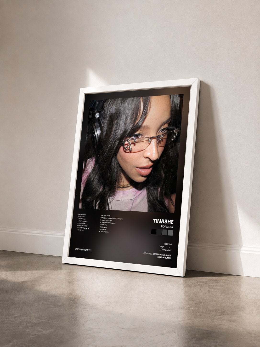 #blanc Tableau de l'album Popstar de Tinashe vu de trois quarts, cadre blanc