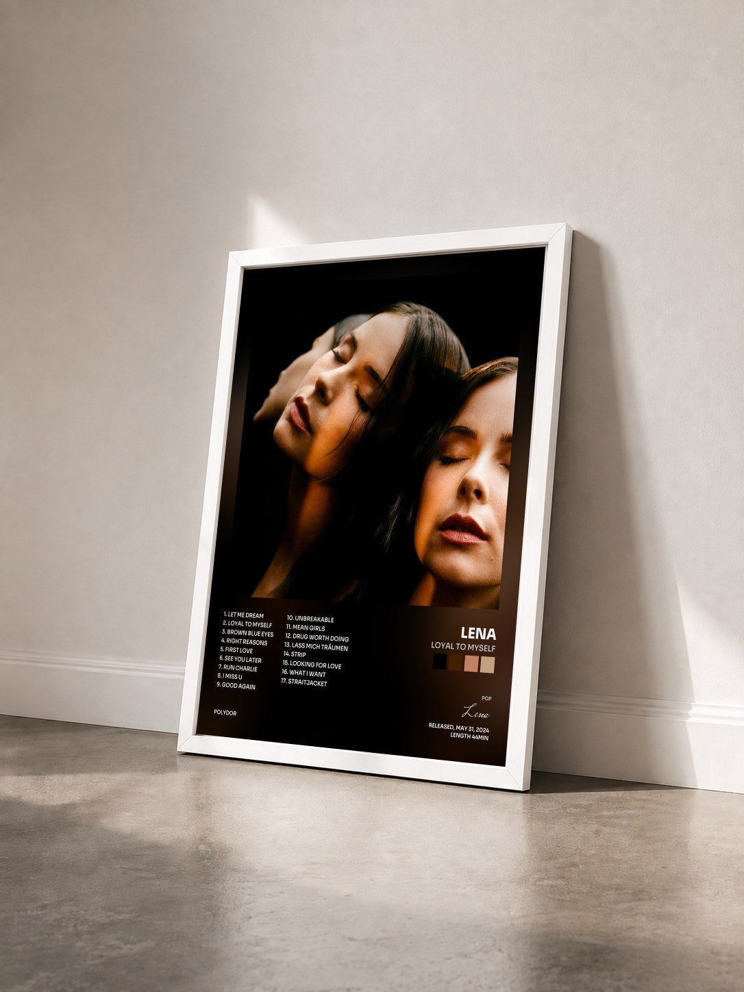 #blanc Tableau de l'album Loyal to myself de Lena vu de trois quarts, cadre blanc