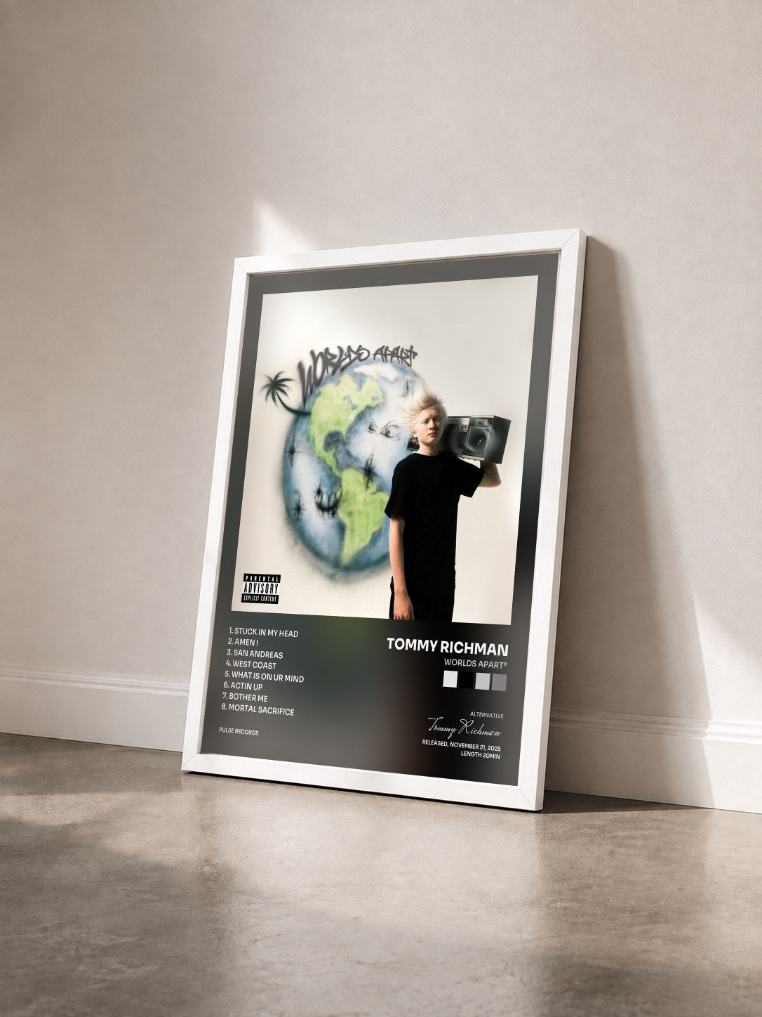 #blanc Tableau de l'album WORLDS APART* de Tommy Richman vu de trois quarts, cadre blanc