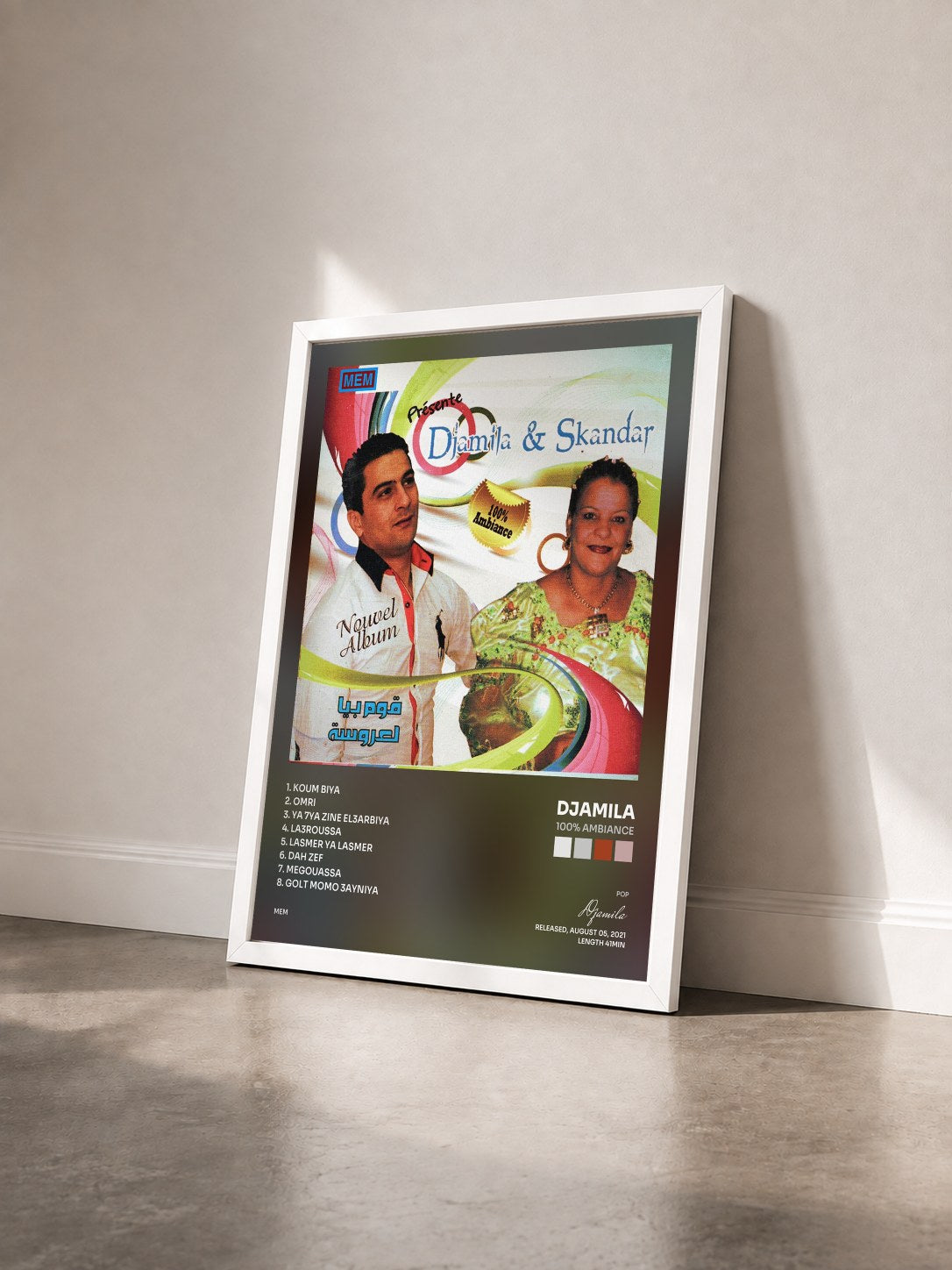 #blanc Tableau de l'album 100% Ambiance de Djamila vu de trois quarts, cadre blanc