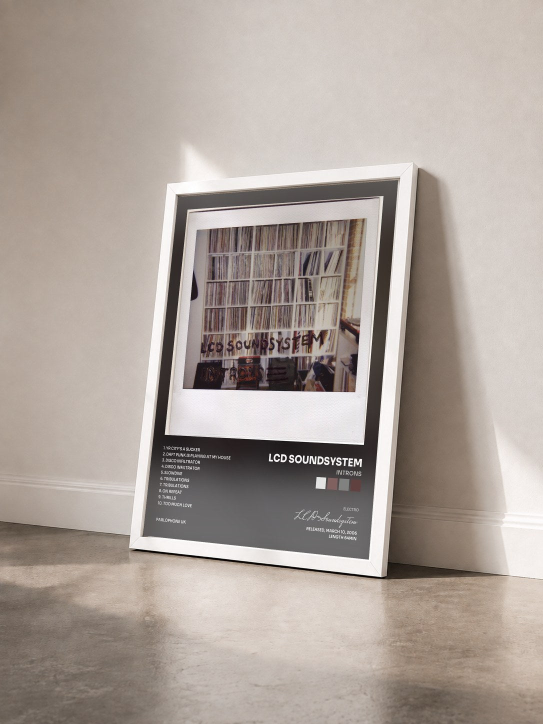 #blanc Tableau de l'album Introns de LCD Soundsystem vu de trois quarts, cadre blanc