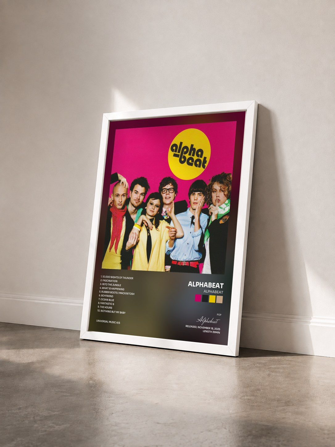 #blanc Tableau de l'album Alphabeat de Alphabeat vu de trois quarts, cadre blanc