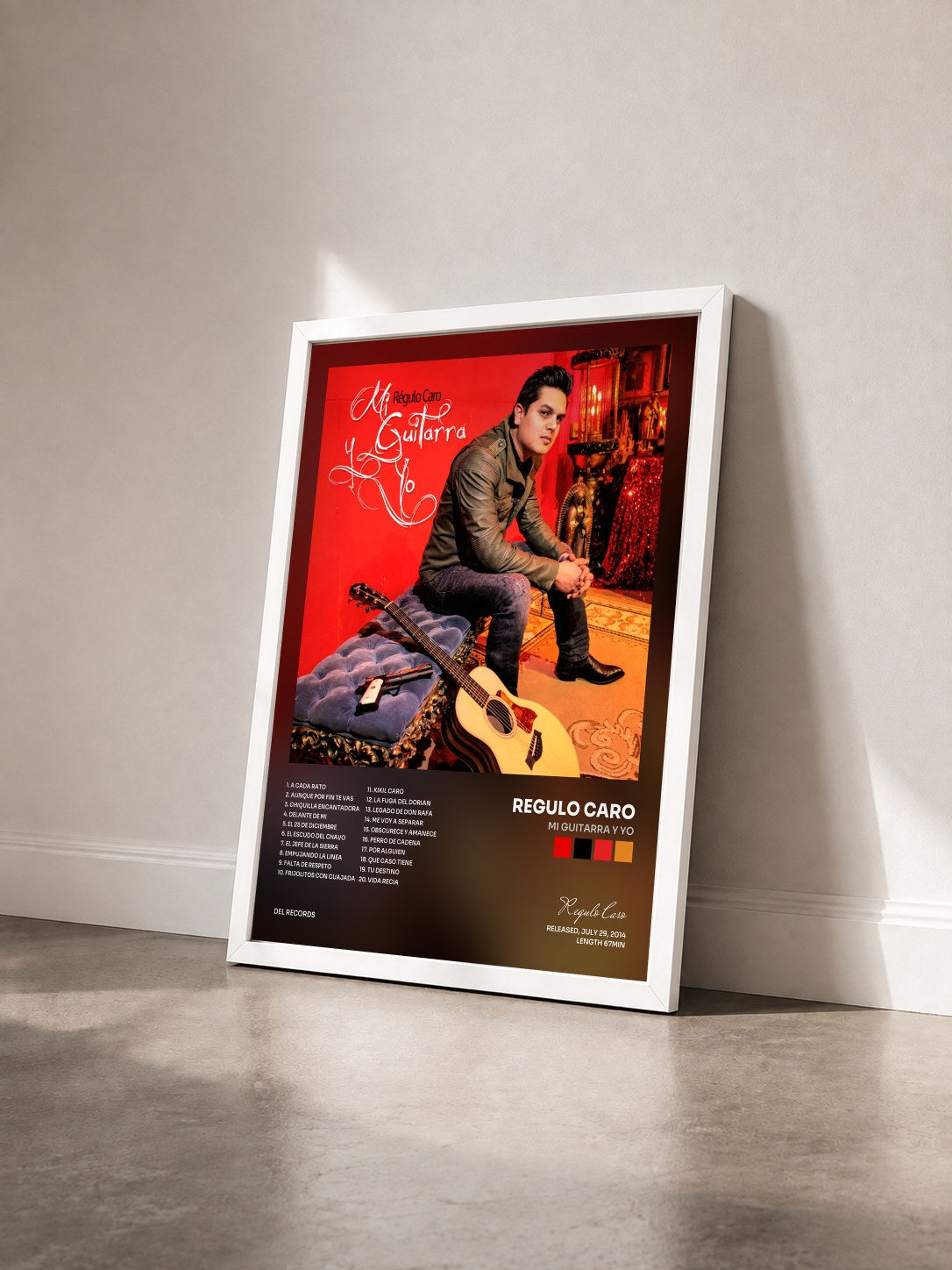 #blanc Tableau de l'album Mi Guitarra Y Yo de Regulo Caro vu de trois quarts, cadre blanc