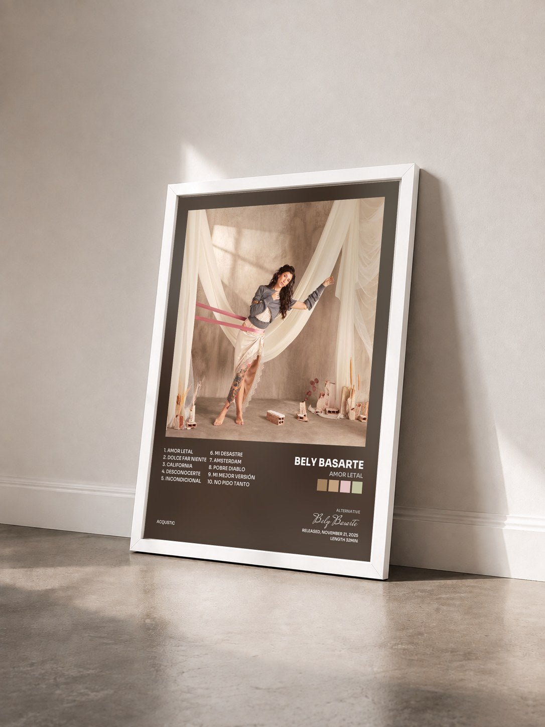 #blanc Tableau de l'album Amor letal de Bely Basarte vu de trois quarts, cadre blanc