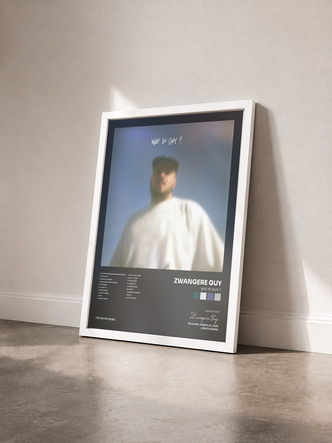 #blanc Tableau de l'album Wie Is Guy ? de Zwangere Guy vu de trois quarts, cadre blanc