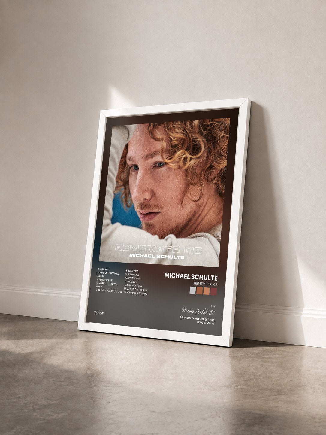 #blanc Tableau de l'album Remember Me de Michael Schulte vu de trois quarts, cadre blanc