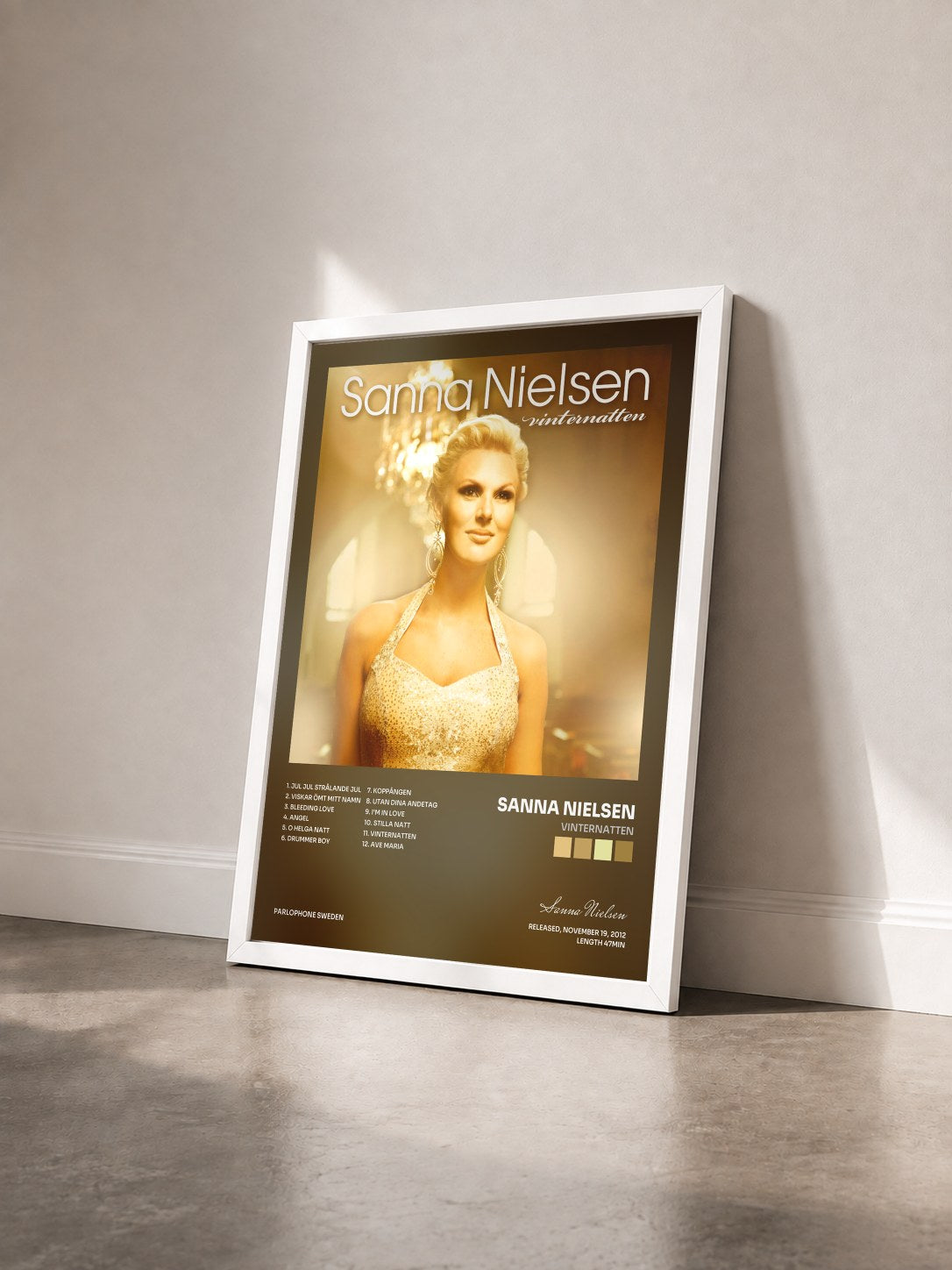 #blanc Tableau de l'album Vinternatten de Sanna Nielsen vu de trois quarts, cadre blanc